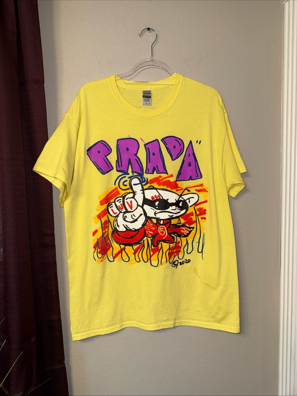 #837 Gildan 2020 Samrosa Prada graphic T Size Large